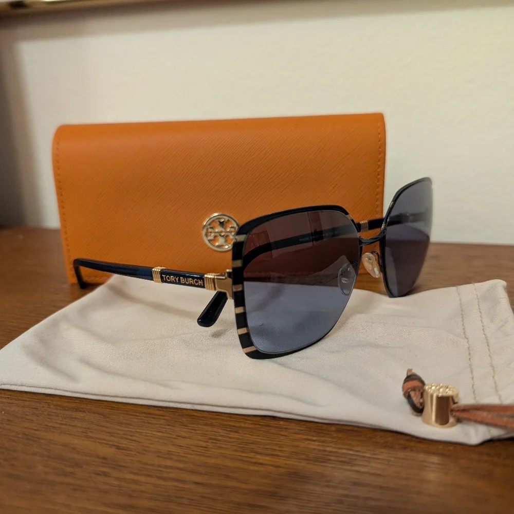 Tory Burch Sunglasses With Branded Case - Picture 2 of 9
